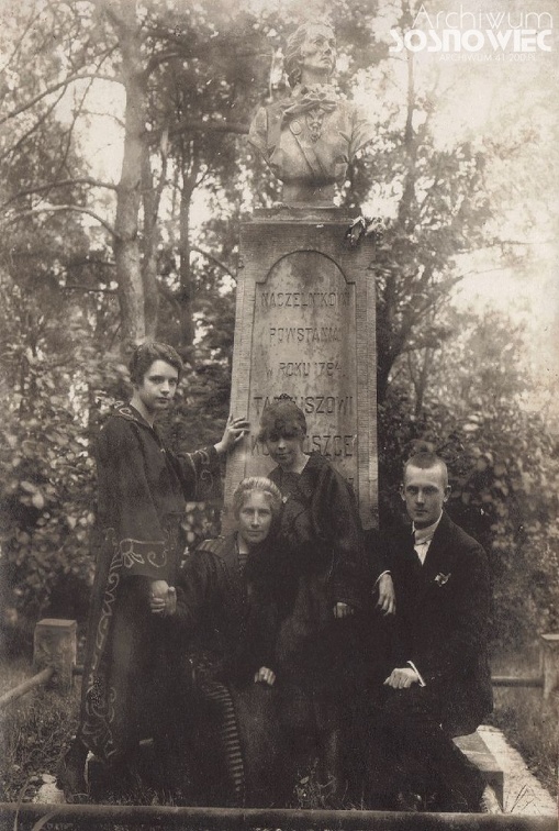 Nauczyciele przy pomniku T. Kościuszki. Lata 20-te XX wieku. Maczki
