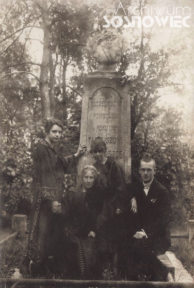 Nauczyciele szkoły w Granicy(Maczkach) przy pomniku T. Kościuszki. Lata 20-te XX wieku.jpg