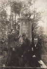 Nauczyciele przy pomniku T. Kościuszki. Lata 20-te XX wieku. Maczki
