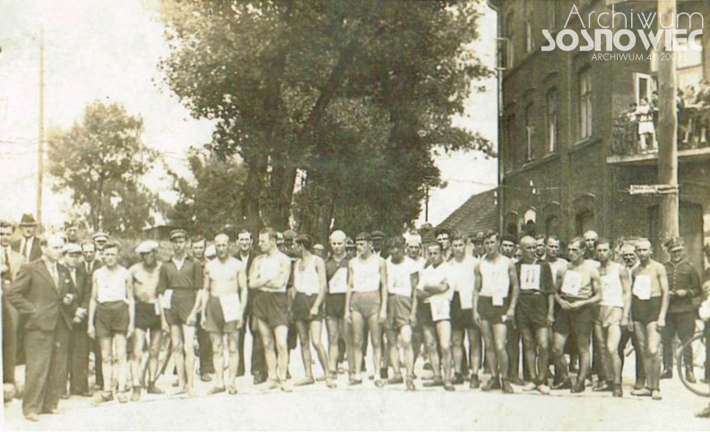 Uczestnicy zawodów sportowych w Maczkach. Rok 1937. W tle budynek dawnego hotelu..jpg