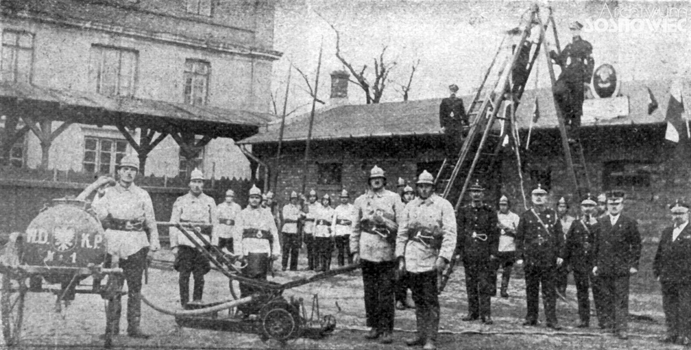 Zbiórka drużyny OSP Maczki przed remizą. Rok 1929